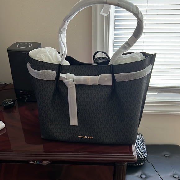 Beautiful new Michael Kors tote - Picture 3 of 11